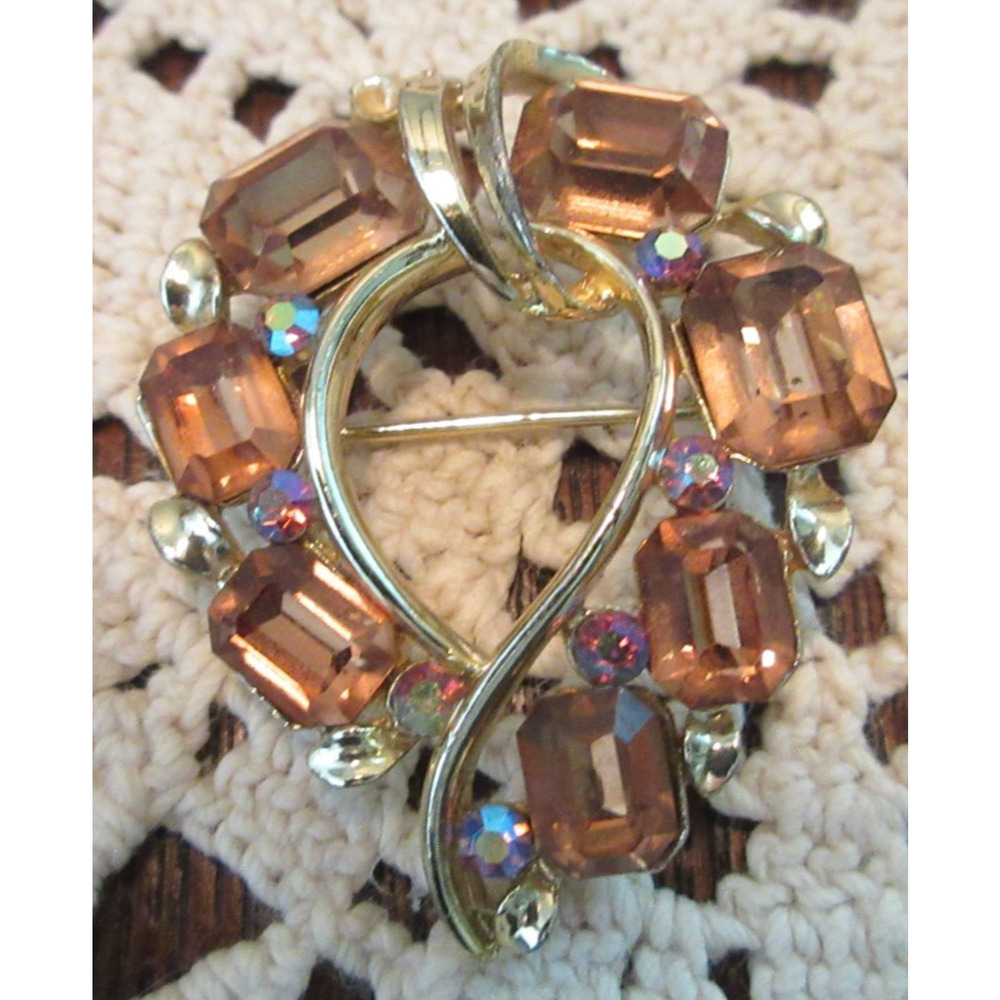 Vintage Signed Lisner Rhinestone Gold Tone Brooch Pin